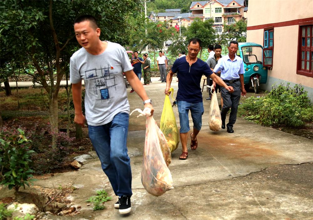 福建易順建筑工程有限公司“互動聯動、掛鉤幫扶”招沙甲村貧困戶捐贈儀式