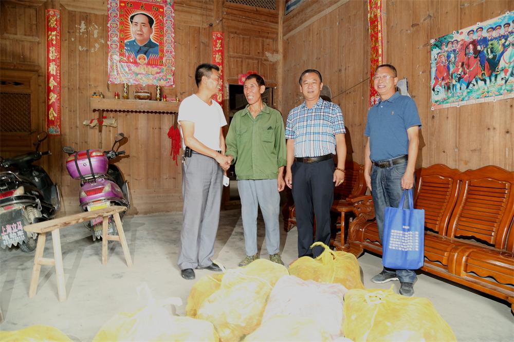 福建易順建筑工程有限公司“互動聯動、掛鉤幫扶”招沙甲村貧困戶捐贈儀式