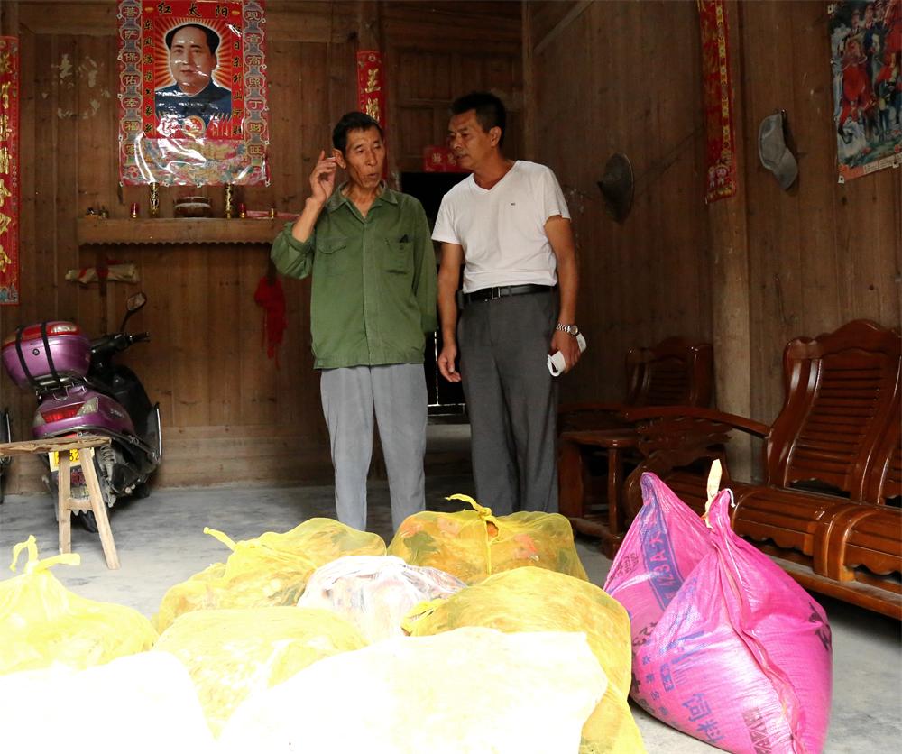 福建易順建筑工程有限公司“互動聯動、掛鉤幫扶”招沙甲村貧困戶捐贈儀式
