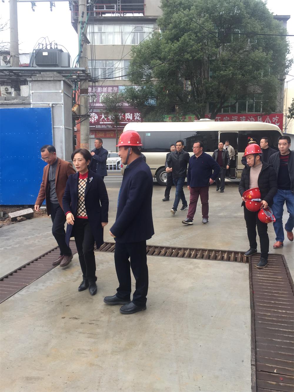 2018年3月2日縣委書記黃美萍等領(lǐng)導(dǎo)到我司松溪縣工農(nóng)路安置房綜合體建設(shè)項目工地現(xiàn)場進(jìn)行調(diào)研工作
