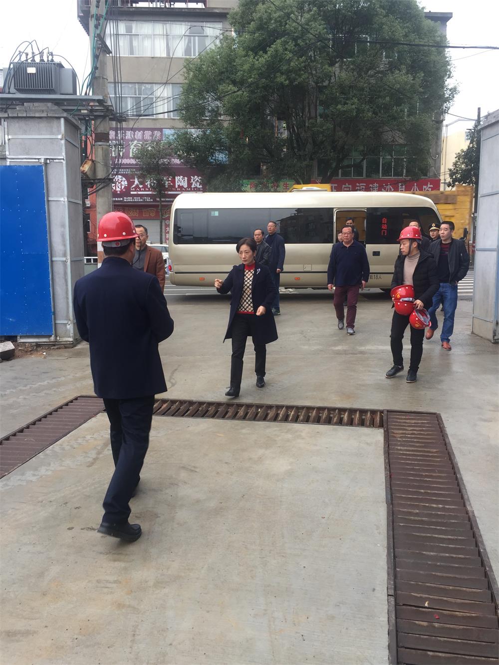 2018年3月2日縣委書記黃美萍等領(lǐng)導(dǎo)到我司松溪縣工農(nóng)路安置房綜合體建設(shè)項目工地現(xiàn)場進(jìn)行調(diào)研工作