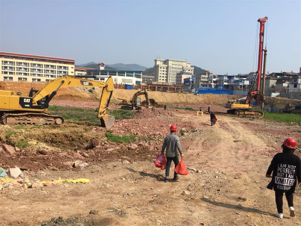 祝賀福建易順建筑工程有限公司承建的松溪縣工農路農貿市場及安置房綜合體項目工程開機儀式