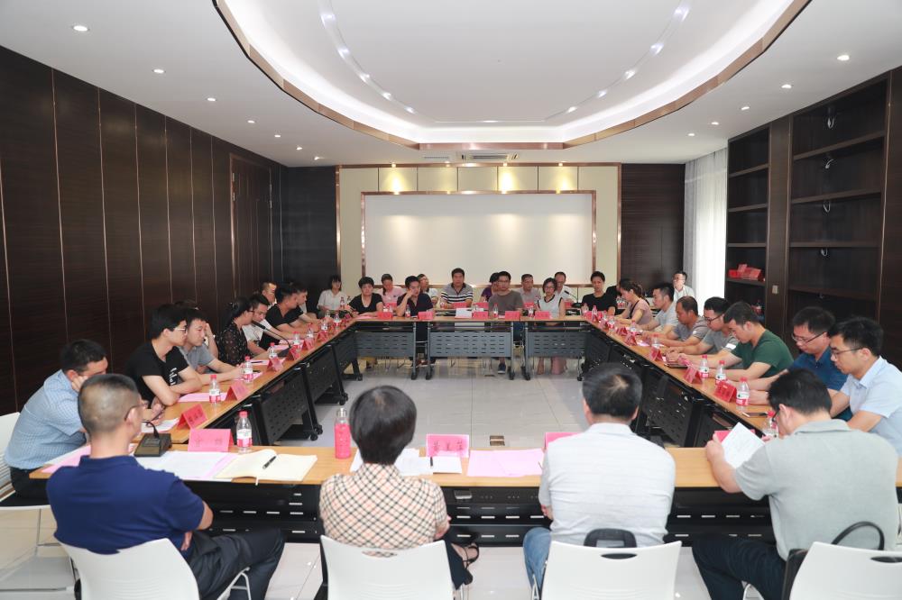 由（縣委常委、政法委書記）官雄主持、黃美萍（縣委書記）蘇建旗（縣長）參加“村企結對、真情幫扶”簽約授牌儀式、