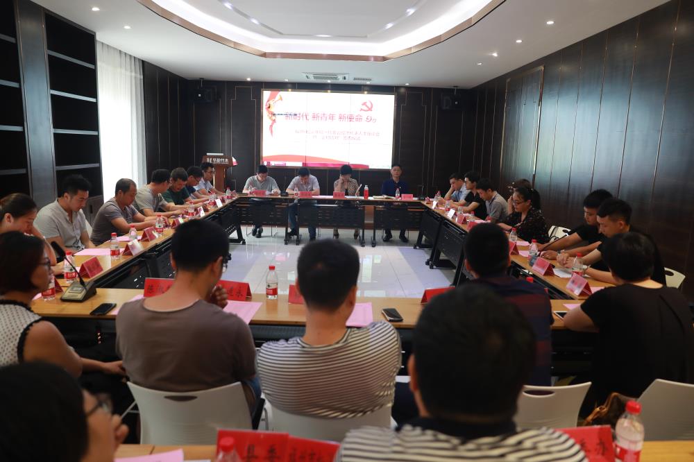 由（縣委常委、政法委書記）官雄主持、黃美萍（縣委書記）蘇建旗（縣長）參加“村企結對、真情幫扶”簽約授牌儀式、