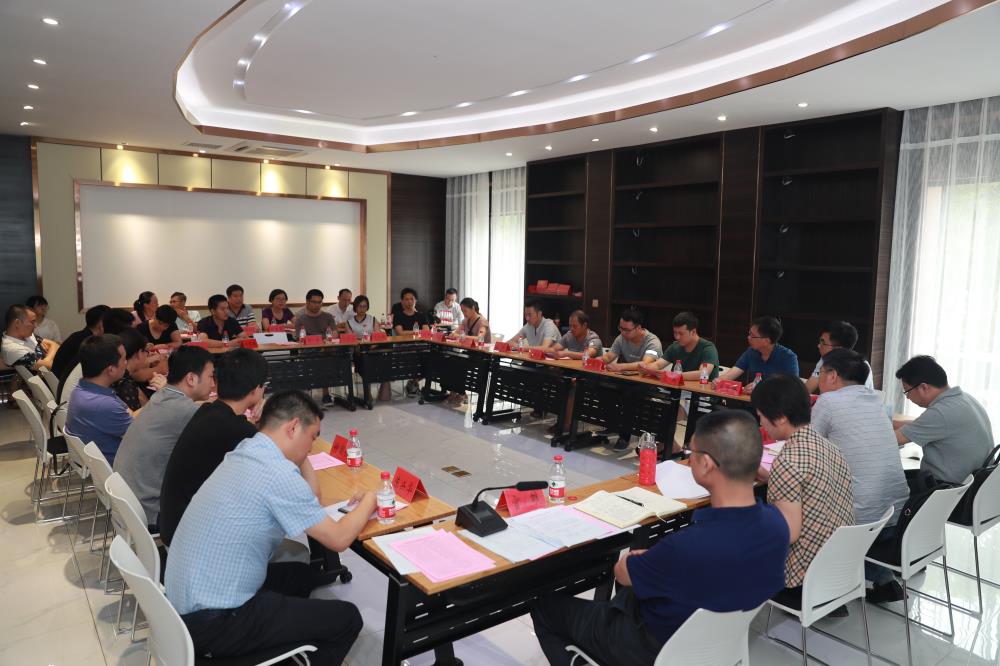 由（縣委常委、政法委書記）官雄主持、黃美萍（縣委書記）蘇建旗（縣長）參加“村企結對、真情幫扶”簽約授牌儀式、