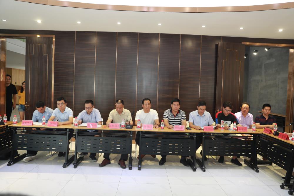 由（縣委常委、政法委書記）官雄主持、黃美萍（縣委書記）蘇建旗（縣長）參加“村企結對、真情幫扶”簽約授牌儀式、