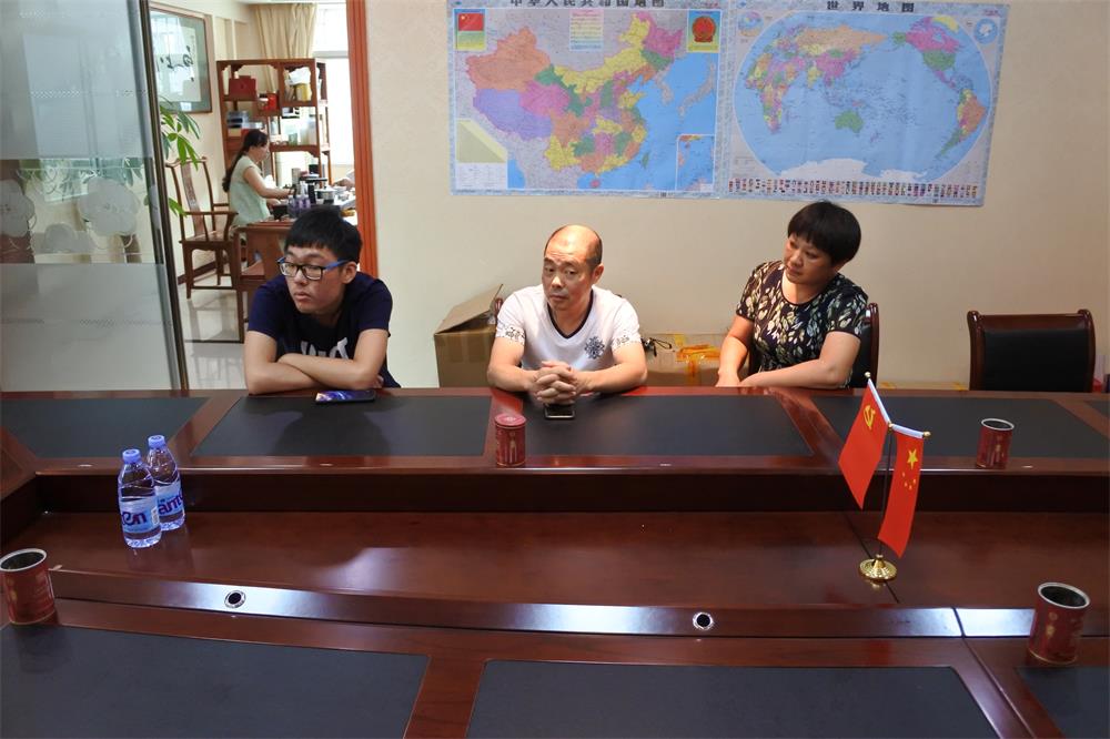 知識(shí)改變?nèi)说拿\(yùn)，公司職工子女考上大學(xué) 單位頒發(fā)助學(xué)金