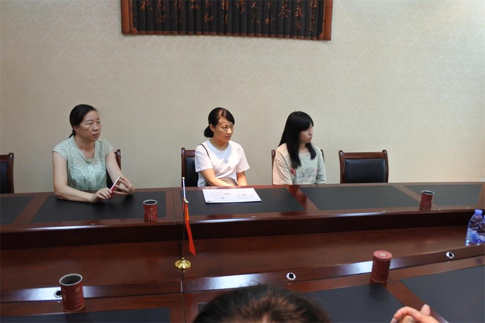 知識(shí)改變?nèi)说拿\(yùn)，公司職工子女考上大學(xué) 單位頒發(fā)助學(xué)金