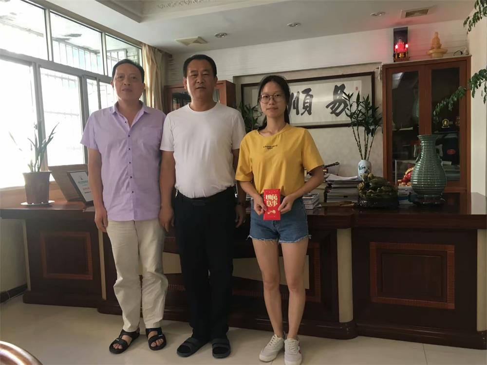 知識(shí)改變?nèi)说拿\(yùn)，公司職工子女考上大學(xué) 單位頒發(fā)助學(xué)金