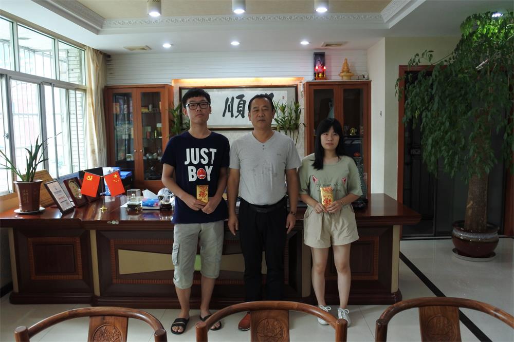 知識(shí)改變?nèi)说拿\(yùn)，公司職工子女考上大學(xué) 單位頒發(fā)助學(xué)金