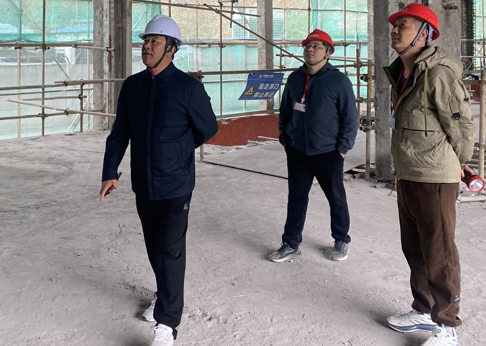 李易順董事長帶隊視察浙江省軍區(qū)杭州退休干部休養(yǎng)所改造工程 督導安全生產(chǎn)與質(zhì)量管控